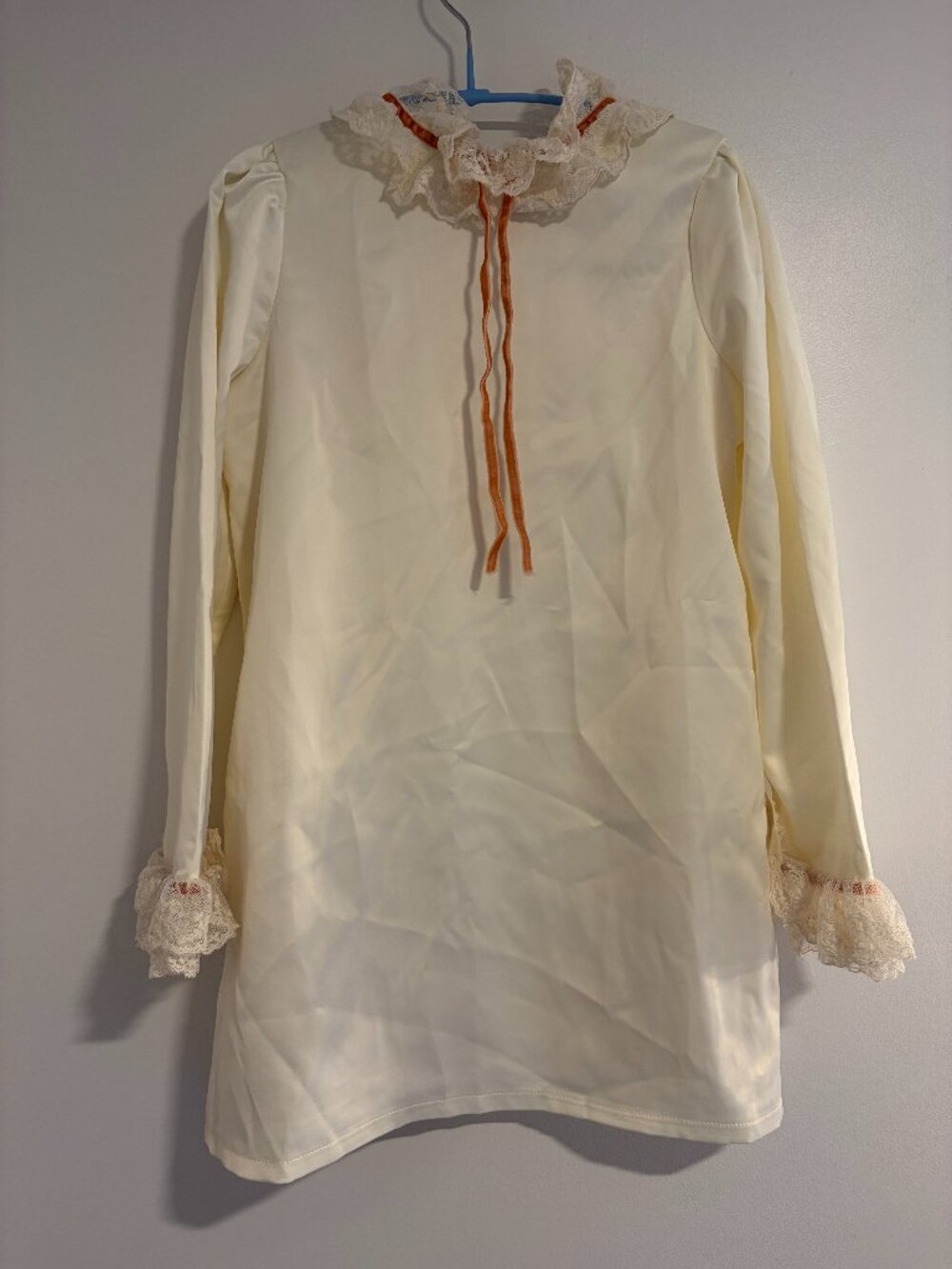 Bonpoint cream colored satin gown with ribbon and lace detailing size 130 (7/8)